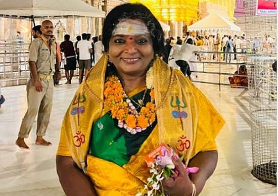 நடுவானில் பயணிக்கு சிகிச்சையளித்த தமிழிசை: குவியும் பாராட்டு