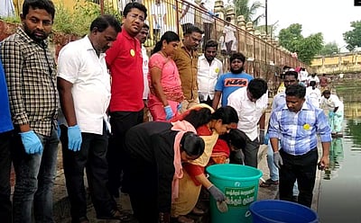 காஞ்சிபுரம் சர்வ தீர்த்த குளம் தூய்மைப்படுத்தும் பணி:  மேயர் துவக்கிவைத்தார்