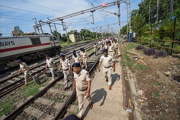 மற்றொரு தலைக்குனிவு: தில்லி ரயில் நிலையத்தில் பெண் பலாத்காரம்; 4 ரயில்வே ஊழியர்கள் கைது