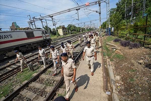 மற்றொரு தலைக்குனிவு: தில்லி ரயில் நிலையத்தில் பெண் பலாத்காரம்; 4 ரயில்வே ஊழியர்கள் கைது