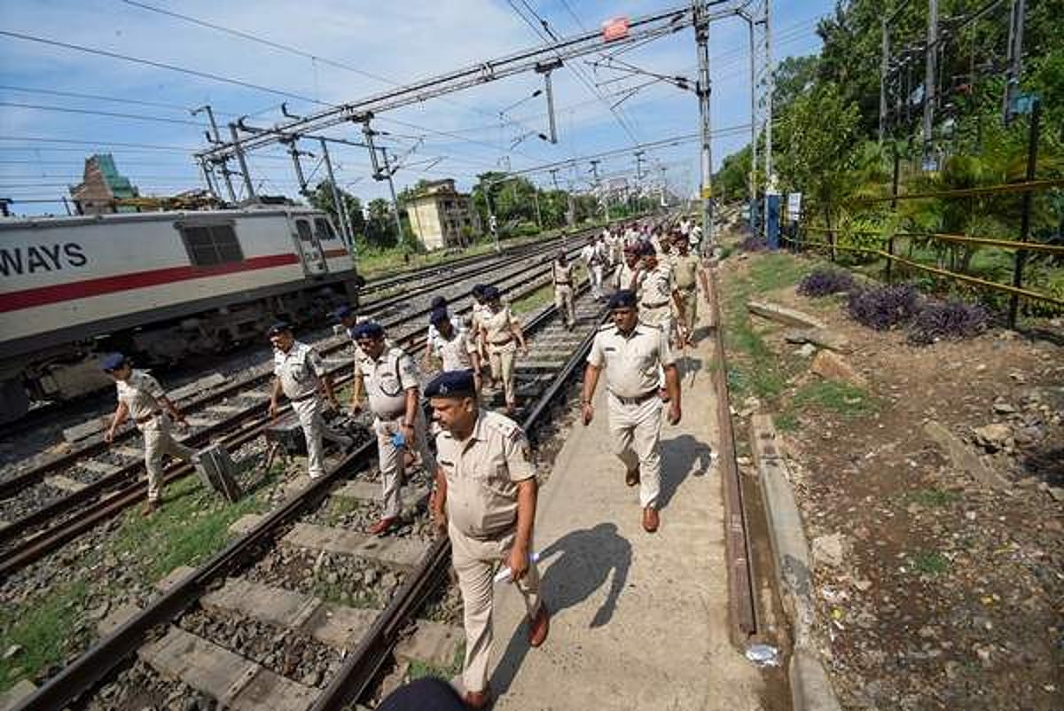 மற்றொரு தலைக்குனிவு: தில்லி ரயில் நிலையத்தில் பெண் பலாத்காரம்; 4 ரயில்வே ஊழியர்கள் கைது