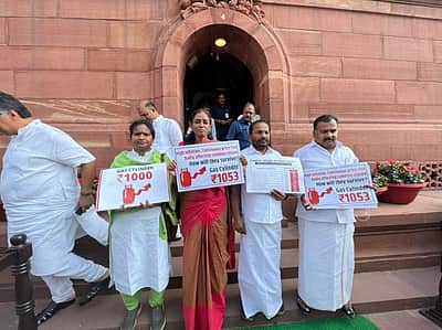 மக்களவையிலிருந்து மாணிக்கம் தாகூர், ஜோதிமணி இடைநீக்கம்