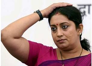 ‘ஸ்மிருதி இரானி மகளின் உணவு விடுதி’ முன் காங். போராட்டம்