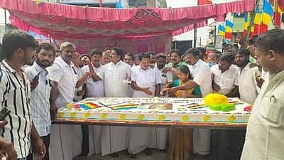 மேச்சேரியில் பாமக நிறுவனர் பிறந்த நாள் விழா: 84 கிலோ கேக் வெட்டி கொண்டாட்டம்