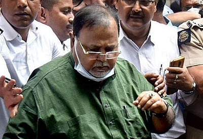 மேற்கு வங்க அமைச்சர் பாா்த்தா சட்டா்ஜி எய்ம்ஸ் மருத்துவமனையில் அனுமதி