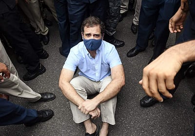 நாடாளுமன்ற வளாகத்தில் போராட்டத்தில் ஈடுபட்ட காங்கிரஸ் கட்சியினர் - புகைப்படங்கள்