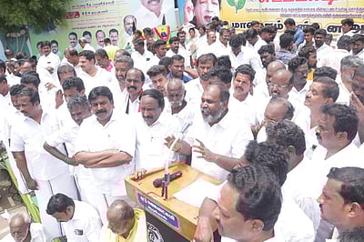 ஓ.பி.எஸ். துரோக யுத்தம் நடத்துகிறார்: ஆர்.பி.உதயகுமார்