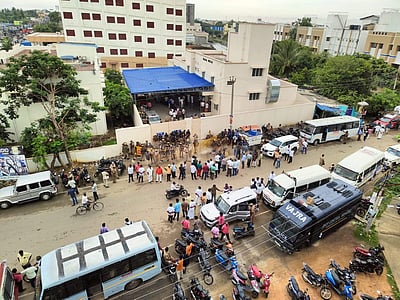 திருவள்ளூர் மாணவியின் சடலம் உடல் கூறாய்வுக்குப் பின் உறவினர்களிடம் ஒப்படைப்பு