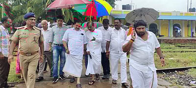 வாலாஜா ரோடு ரயில் நிலையத்தில் பயணிகள் வசதிக் குழு தலைவர் ஆய்வு