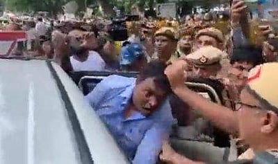 முடியைப் பிடித்து இழுத்துச் செல்லப்பட்ட காங்கிரஸ் தலைவர்!