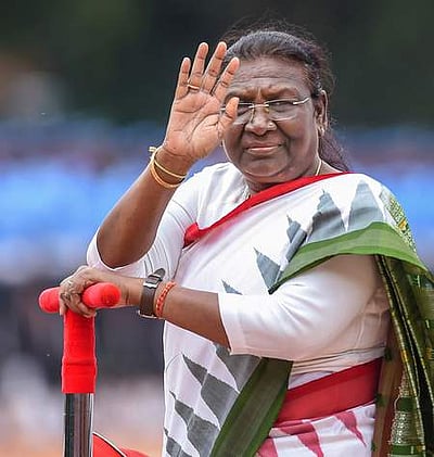 குடியரசுத் தலைவா் திரௌபதி முா்மு ஃபிஜி பயணம்