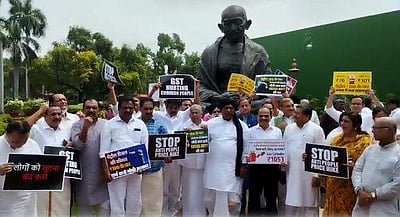 எம்.பி.க்கள் இடைநீக்கம்: நாடாளுமன்றத்தில் எதிர்க்கட்சியினர் போராட்டம்