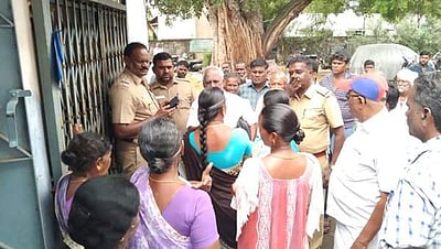 எடப்பாடி அருகே பரபரப்பு... கூட்டுறவுச் சங்க அலுவலகத்தை பூட்டி வாடிக்கையாளர்கள் முற்றுகை