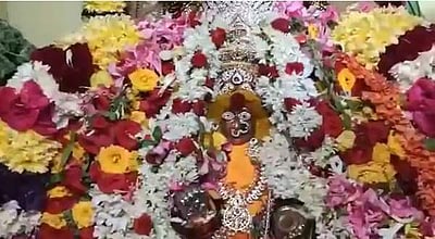 ஆடித் திருவிழா: கோட்டை மாரியம்மனுக்கு டன் கணக்கில் வாசனை மலர்களால் பூச்சாட்டுதல்!