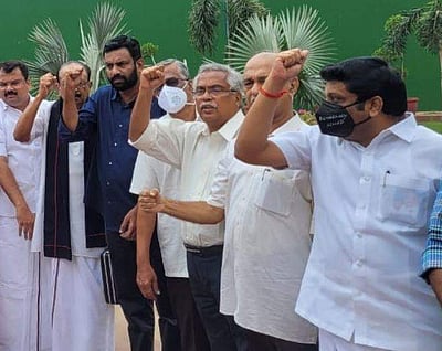 எம்.பி.க்கள் இடைநீக்கம்: ‘ஜனநாயகப் படுகொலை’ என்ற முகக்கவசம் அணிந்து எதிர்ப்பு