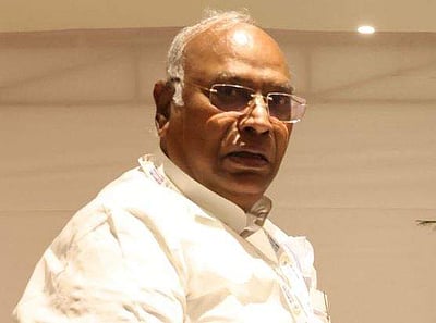 'எங்கள் கட்சியினரின் மன உறுதியைக் குலைக்கும் முயற்சி'-  மல்லிகார்ஜுன கார்கே குற்றச்சாட்டு