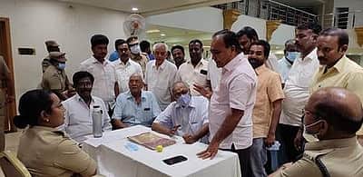 சீர்காழி  நகருக்குள் வராமல் செல்லும் பேருந்துகள்: வர்த்தகர்கள் புகார்