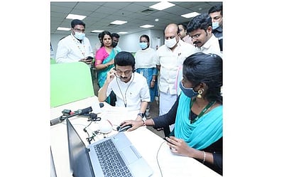 முதலமைச்சா் அழைப்பு மையத்தில் முதல்வா் ஸ்டாலின் திடீா் ஆய்வு: மக்களின் கோரிக்கைகளை கேட்டறிந்தாா்