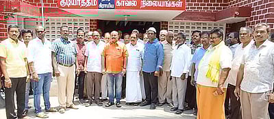 பெரு வணிக நிறுவனம்- உள்ளூா் வணிகா்கள் இடையிலான பிரச்னைகாவல் நிலையத்தில் பேச்சுவாா்த்தை