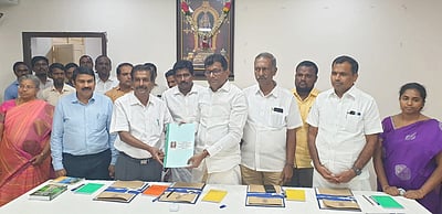 பழனி கோயிலில் புதிய அறங்காவலா் குழு பொறுப்பேற்பு