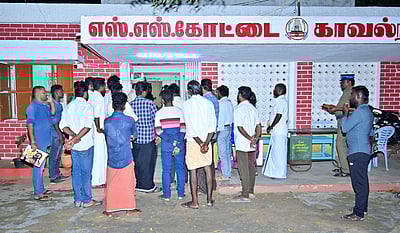 திருப்பத்தூா் அருகே ஊராட்சி தலைவருக்கு வெட்டுகாவல் நிலையம் முற்றுகை