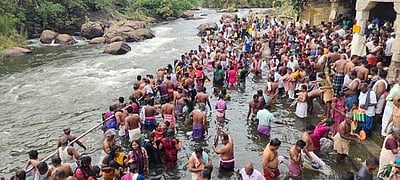 ஆடி அமாவாசை: பாபநாசம் தாமிரவருணியில் ஏராளமானோர் புனித நீராடி முன்னோர்களுக்கு தர்பணம்