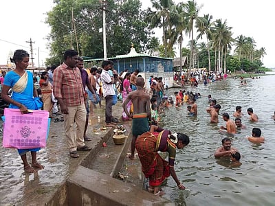 எடப்பாடி: காவிரி கரையில் திரண்ட பக்தர்கள்