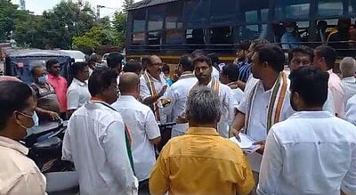 சாலையில் சண்டையிட்டுக் கொண்ட காங்கிரஸ் கட்சியினர்