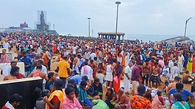 ஆடி அமாவாசை: கன்னியாகுமரி முக்கடல் சங்கமத்தில் குவிந்த ஆயிரக்கணக்கான பக்தர்கள்!