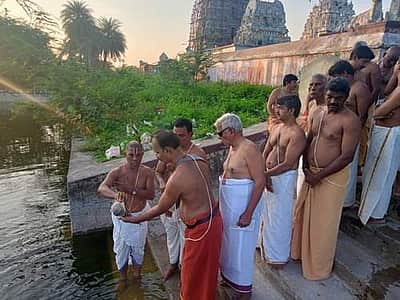 ஆடி அமாவாசை: பாலாற்றங்கரையில் நாட்டுக்காக உயிர் தியாகம் செய்த ராணுவ வீரர்களுக்கும் தர்ப்பணம்