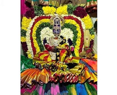 முசிறி அருகே மதுரகாளியம்மன் கோயிலில் 108 புடவைகளால் அலங்காரம் 