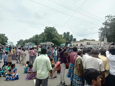பெரம்பலூர் அருகே கல் குவாரியில் பாறை சரிந்து 2 பேர் பலி: சாலை மறியல்