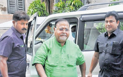 முறைகேடு வழக்கில் கைது எதிரொலி: பாா்த்தா சட்டா்ஜியின் அமைச்சா் பதவி பறிப்பு; கட்சியில் இருந்து இடைநீக்கம்