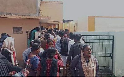 மாணவிகளுக்கு பாலியல் தொல்லை கொடுத்த ஆசிரியர்: கோவை அரசுப் பள்ளியை முற்றுகையிட்ட பெற்றோர்