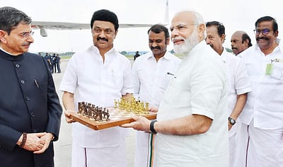 பிரதமர் மோடிக்கு நினைவுப் பரிசு வழங்கி வழியனுப்பி வைத்த முதல்வர் ஸ்டாலின்