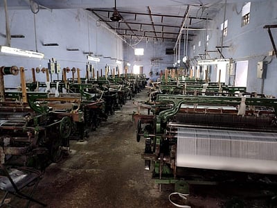 ஈரோடு: விசைத்தறி உரிமையாளர்கள் வேலை நிறுத்தம்