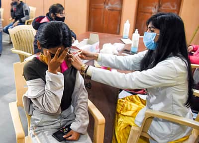நாட்டில் புதிதாக 18,815 பேருக்கு கரோனா: பாதிப்பில் இருந்து 15,899 மீண்டனர்!