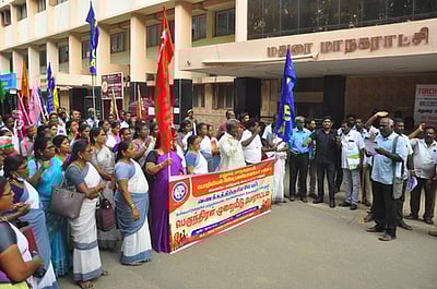 மாநகராட்சியில் ஒப்பந்த முறையை ரத்து செய்ய வலியுறுத்தி பொறியியல் பிரிவு ஊழியா் சங்கம் கண்டன ஆா்ப்பாட்டம்
