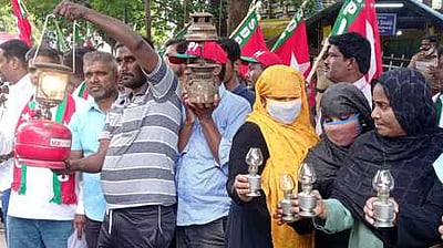 மின்கட்டண உயா்வு: எஸ்டிபிஐ கட்சியினா் சிம்னி விளக்கேந்தி  நூதன ஆா்ப்பாட்டம்