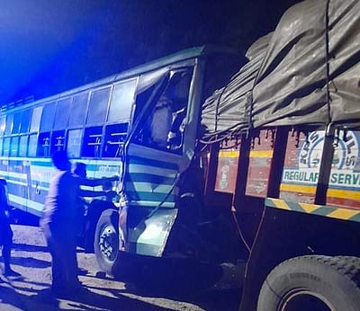 பெரம்பலூர் அருகே லாரி மீது அரசுப் பேருந்து மோதி ஓட்டுநர், நடத்துநர் பலி