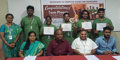 இருசக்கர வாகன ஓட்டிகளுக்கு உதவும் கருவி: கண்டுபிடித்த மாணவா்களுக்கு ரூ.1 லட்சம் பரிசு