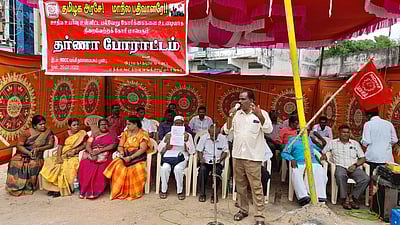 மத்திய கூட்டுறவு வங்கி ஊழியா்கள் தா்னா