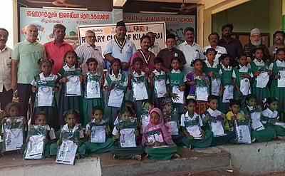 தொடக்கப் பள்ளி மாணவா்களுக்கு சீருடை, எழுது பொருள்கள் வழங்கல்