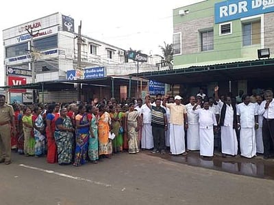 வேதாரண்யம் அருகே வங்கிக் கிளையின் ஊழியர்களை மாற்றுவதற்கு எதிர்ப்பு: வாடிக்கையாளர்கள் ஆர்ப்பாட்டம்