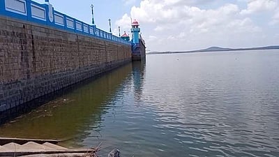 ஆடிப்பெருக்கு விழா: பவானிசாகர் அணை மேல் பகுதியை  பார்வையிட பொதுமக்களுக்கு தடை