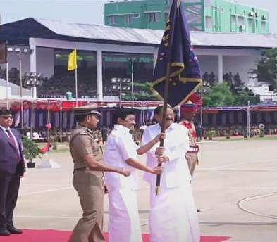 தமிழக காவல் துறைக்கு குடியரசுத் தலைவர் கொடி: முதல்வர் பெற்றார்
