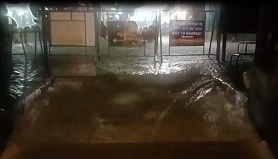 மதுரை மீனாட்சியம்மன் கோவிலுக்குள் புகுந்த மழை நீர்