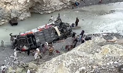 பாகிஸ்தான்: பேருந்து விபத்தில் 19 போ் பலி