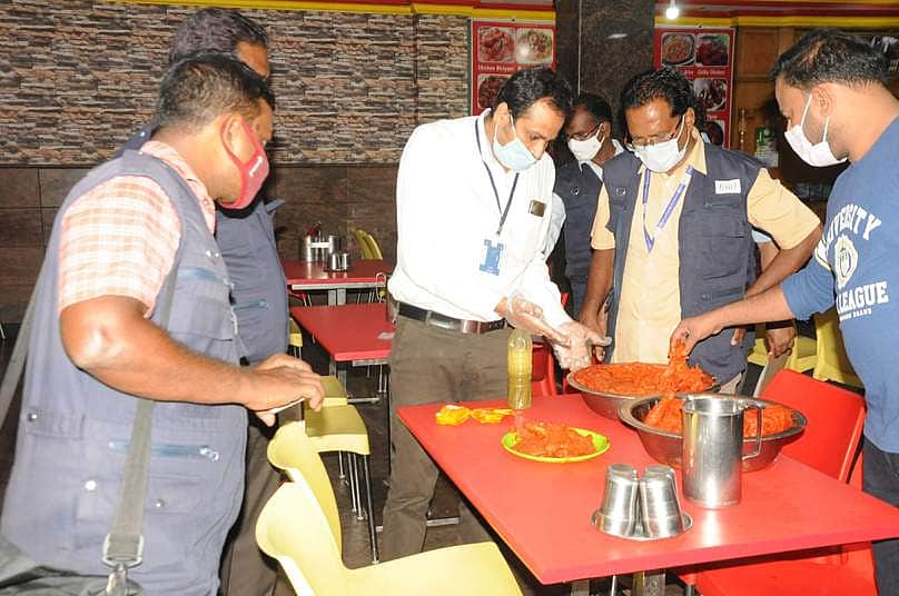 சேவைக் கட்டணம் வசூலிக்கக் கூடாது: மீறினால் புகாரளிக்க உத்தரவு