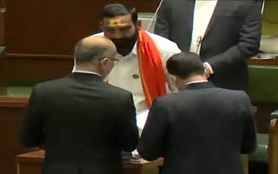 நேற்றுவரை உத்தவ்; இன்று ஏக்நாத்: நம்பிக்கை வாக்கெடுப்பில் அணி மாறிய எம்.எல்.ஏ.